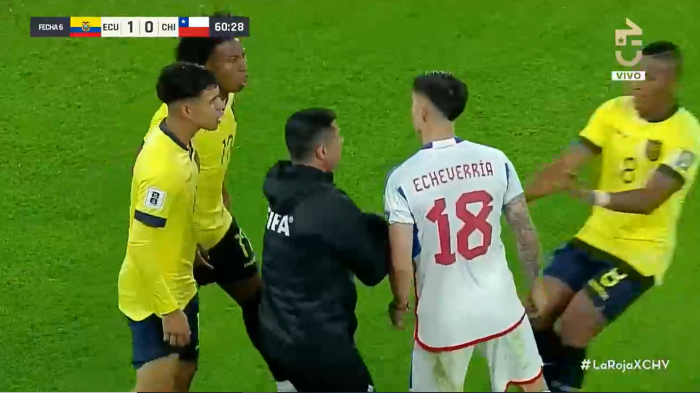 ¡Se calentó el ambiente! Rodrigo Echeverría fue amonestado tras áspero encuentro con Angelo Preciado