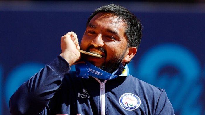 A todo pulmón: Así cantó Francisco Cayulef el himno nacional tras recibir su oro en Santiago 2023