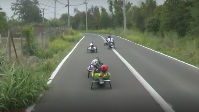 Para ciclistas se engancharon en plena recta final y generaron tenso momento en los Parapanamericanos