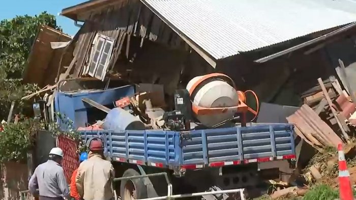 Camión arrasó con la mitad de una casa en Valparaíso: Chofer perdió el control en pleno Cerro Florida