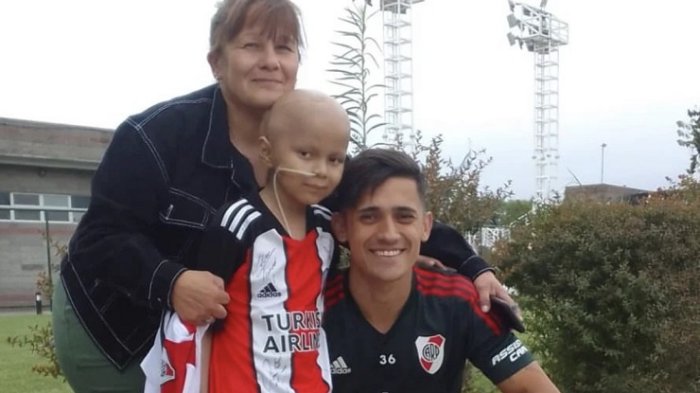 Fotos, abrazos y mucho cariño: Pablo Solari tuvo espectacular gesto con pequeño hincha de River