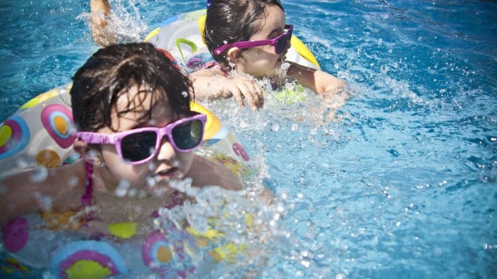 ¿Cómo mantener a los niños seguros en el agua durante el verano?