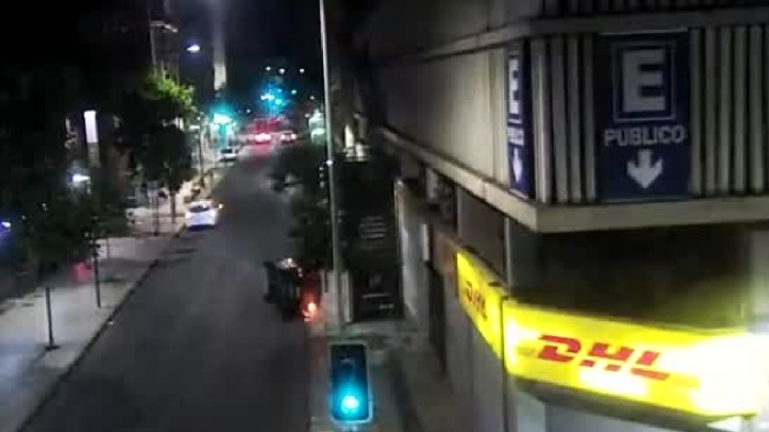 Motochorros robaron celular, huyeron y luego volcaron el vehículo en Santiago: Fueron detenidos por Carabineros