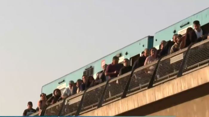 Cierre del Metro provocó evacuación masiva de pasajeros en hora peak: Así fue su salida en orilla de andén