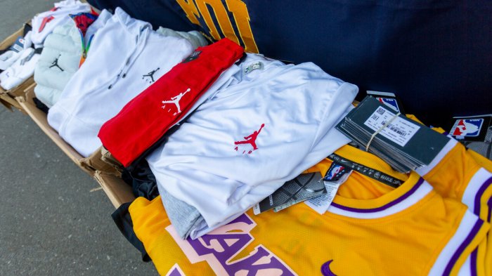 Ocho detenidos tras gigantesco decomiso de ropa falsificada: Tenían talleres en Conchalí y Recoleta