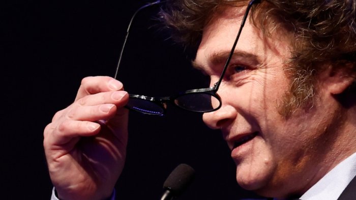 Liberación del dólar y pagos en leche o carne: Milei profundiza su plan de desregulación económica en Argentina