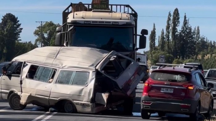 Accidente de alta energía entre camión y furgón deja al menos cuatro fallecidos en Los Ángeles