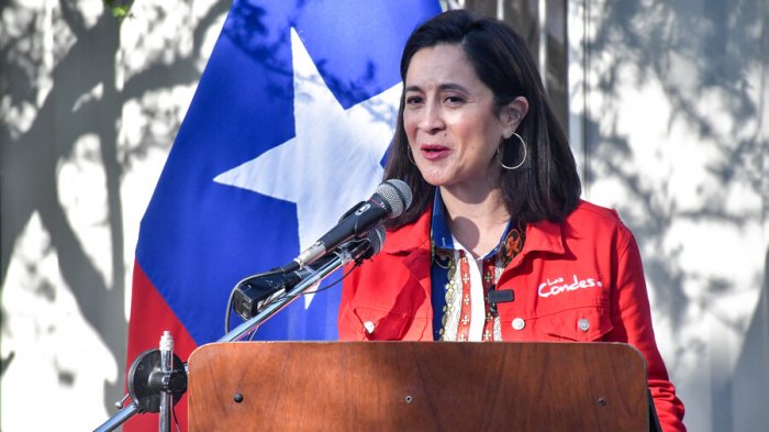 Alcaldesa de Las Condes anuncia sumario por irregularidades en pagos de horas extra
