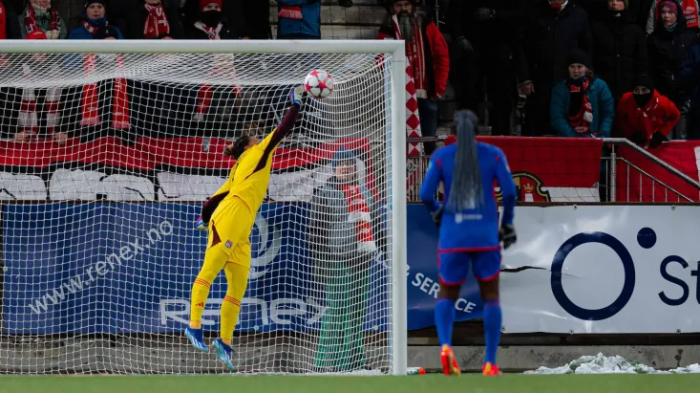 Ahogó el canto rival: Mira la espectacular salvada de Tiane Endler en la Champions Femenina