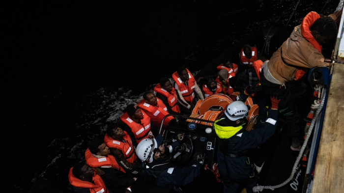 En barco pesquero: cientos de migrantes intentaron cruzar el Mediterráneo en navidad