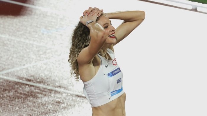 Martina Weil respondió a críticas por envolver regalos en papel de diario: 