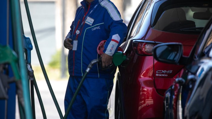 Año Nuevo feliz para los automovilistas: Bencinas registran nueva caída de precios