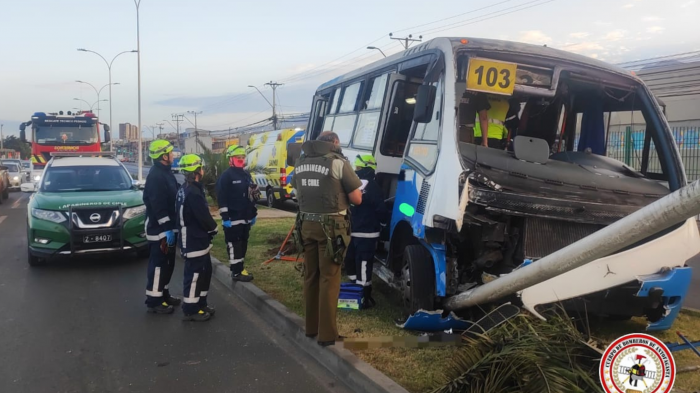 Conductor de bus falleció tras sufrir un paro cardiaco y chocar con un poste de luz