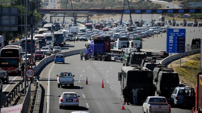 Se registra tercera baja consecutiva de bencinas pero TAG y peajes sufrirán alza por el reajuste de IPC