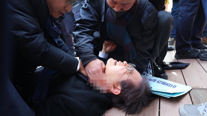 Líder opositor surcoreano Lee Jae-myung fue apuñalado en el cuello durante conferencia de prensa