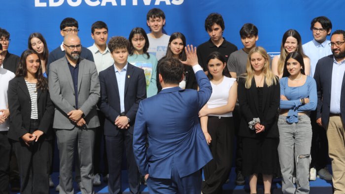 La emoción de estudiantes distinguidos en La Moneda por resultados en PAES: 