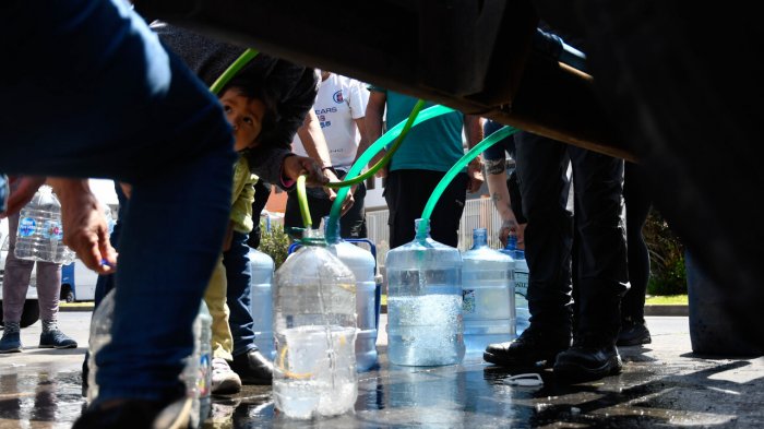 Corte de agua en dos comunas de la RM: Estos son los puntos de abastecimiento