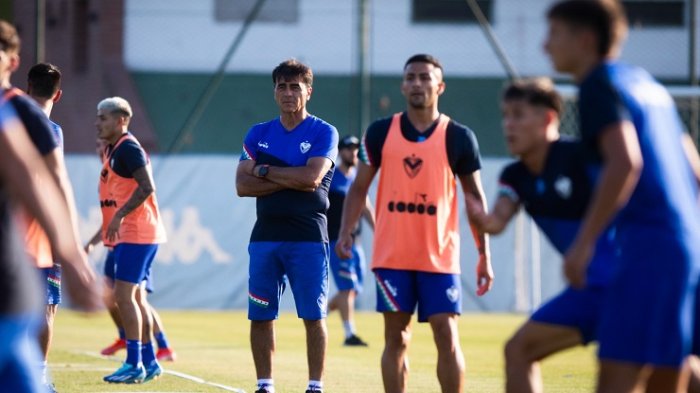 Hinchas de Colo Colo reaccionan al ver a Gustavo Quinteros con el buzo de Vélez: 