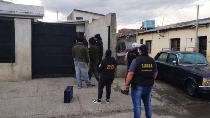 Policía argentina detiene y allana casa de chilena por amenazas a Javier Milei