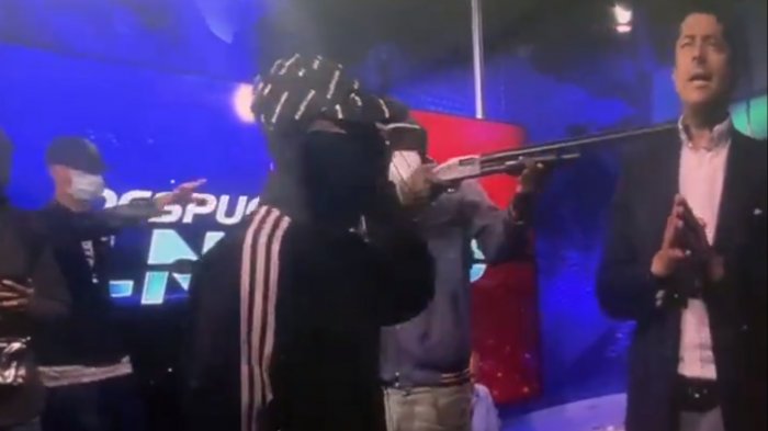 Grupo armado irrumpe en canal de televisión en Ecuador y secuestra en vivo a periodistas