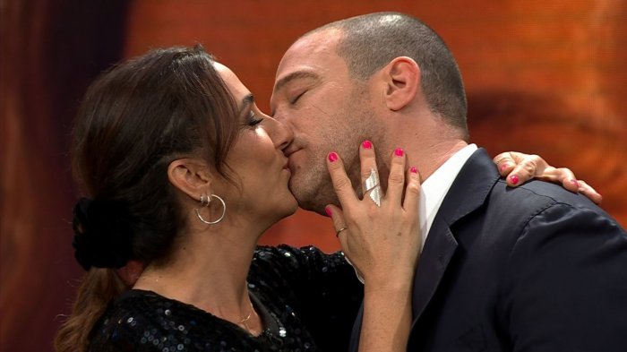 Renata Bravo contó cambio en su vida y terminó besando a Julian Elfenbein en Podemos Hablar