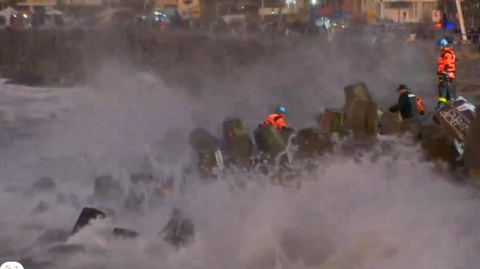 Impactante video muestra frustrado intento para rescatar cuerpo en medio de marejadas en Viña del Mar