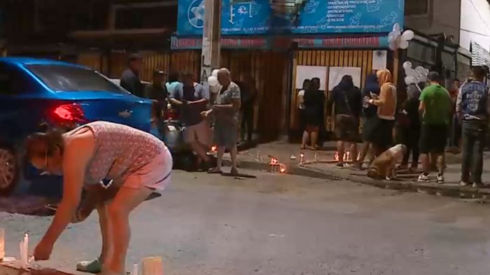 Velas, globos blancos y pancartas: Así fue el velorio de Agustina, la niña de 10 años asesinada en Maipú
