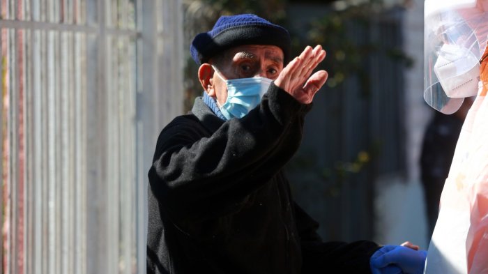 Familiares se tomaron hogar de adultos mayores en Hualpén por inminente cierre tras recorte presupuestario