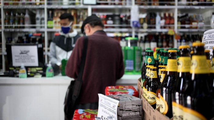 Estudio revela que 37% de los chilenos comenzó a beber alcohol antes de los 18 años