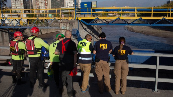 Investigan hallazgo de cadáver en compuertas del Río Mapocho en Santiago