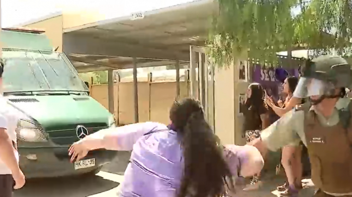 Entre piedras y gritos: Detenido por asesinato de Michelle Silva fue trasladado a Valparaíso