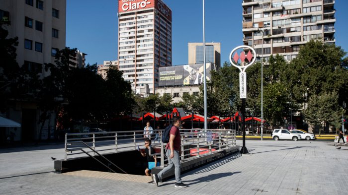 Intervienen estación Baquedano con placa conmemorativa del 