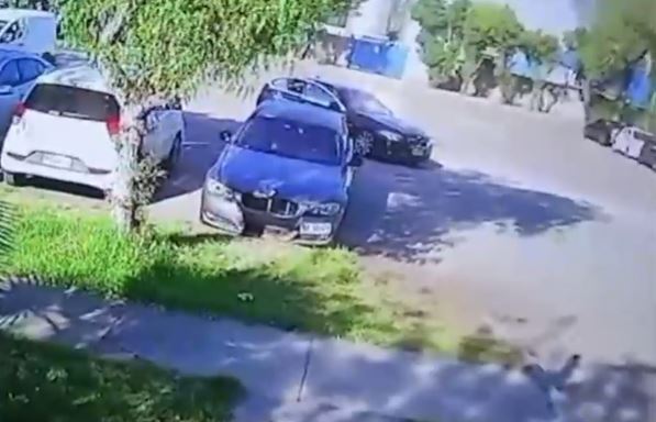 Encuentran abandonado auto de alta gama con unos 30 disparos en Quilicura