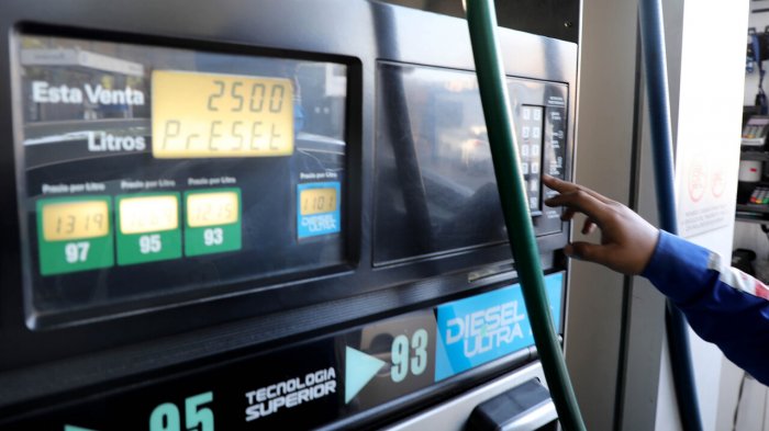 Para no creer: Le robaron su auto mientras cargaba combustible y empresa le cobró bencina