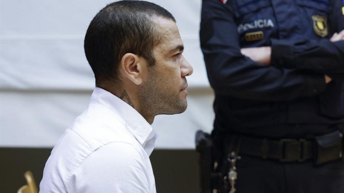 Cabizbajo y con camisa blanca: Así llegó Dani Alves a enfrentar su juicio por agresión sexual