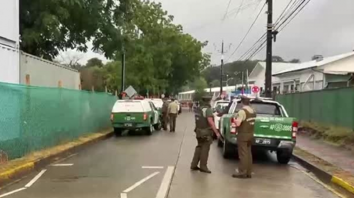 Muerte de Sebastián Piñera en Lago Ranco: Camioneta del SML llega a dependencias de Carabineros