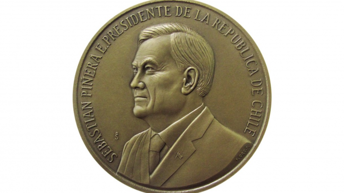 ¿Cuánto vale y cómo conseguir la medalla de bronce del ex presidente Sebastián Piñera?