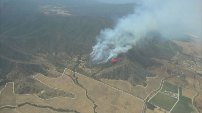 Alerta Roja en Casablanca por incendio forestal cerca del Santuario de Lo Vásquez