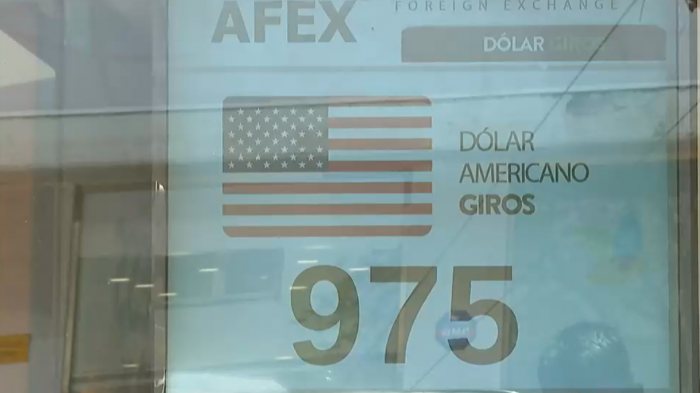 Alza del dólar preocupa a chilenos: ¿Volverá a llegar a los $1.000 pesos?