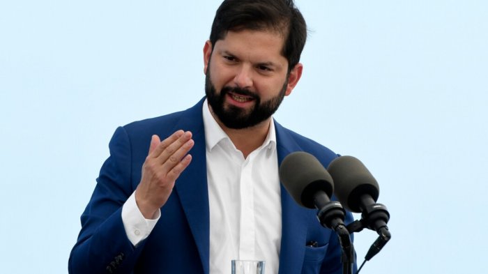 Con corbata: Hermano del pdte. Boric le deseó feliz cumpleaños con inédita foto