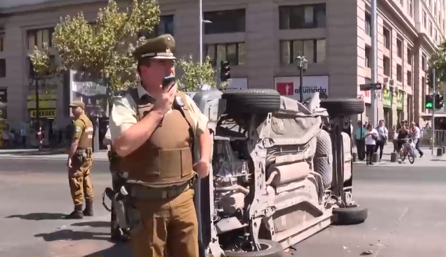 Choque frente a La Moneda terminó con auto volcado: Inició con habitual infracción