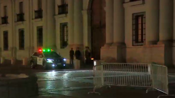 Balacera al lado de La Moneda: Mujer evadió control policial y manejó contra el tránsito