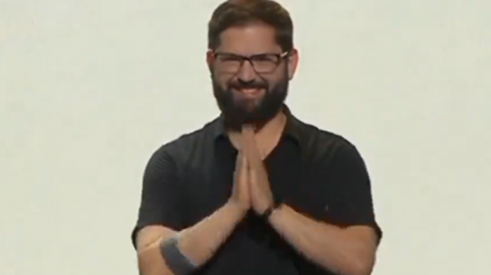 Ovación cerrada: Así fue la llegada del presidente Gabriel Boric a Juntos Chile se Levanta