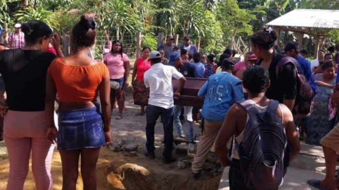 Familia desenterró cadáver y lleva cinco días orando para que 