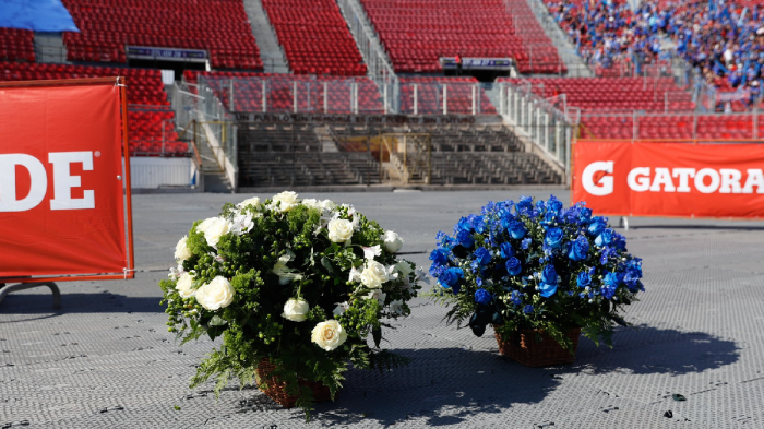 Figuras de la U realizan sentido homenaje en Memorial del Estadio Nacional