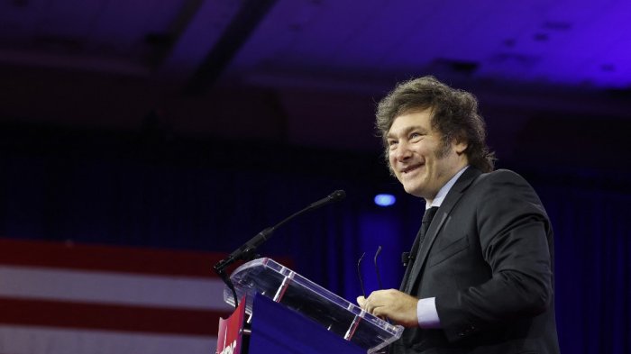 Casi 6 mil chilenos podrían perder gratuidad de estudios en Argentina por iniciativa de Milei