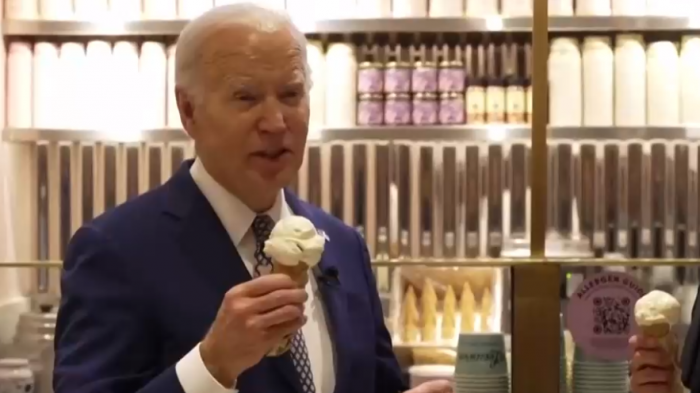 La viralizada imagen de Joe Biden hablando de posible tregua en Gaza mientras come un helado