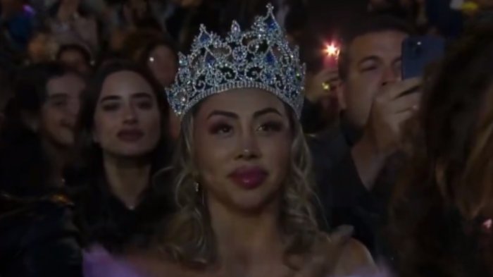 ¡Toda una reina! Naya Fácil se lució con su corona de embajadora en show de María Becerra en Viña 2024