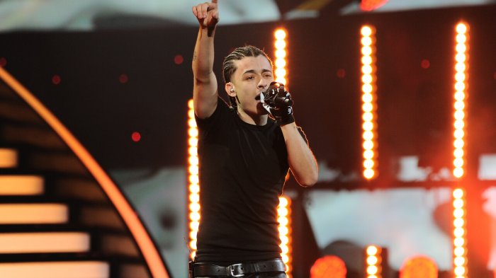 Trueno cerró Viña 2024 con enfático mensaje político: Mencionó a Videla y Pinochet