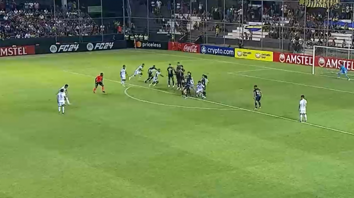 ¡Casi gol de Colo Colo! Mira el espectacular tiro libre de Carlos Palacios desviado por el rival